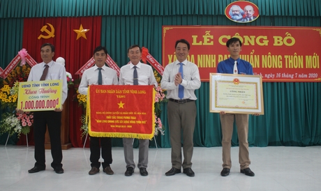 Ông Lữ Quang Ngời- Phó Bí thư Tỉnh ủy, Chủ tịch UBND tỉnh tặng cờ thi đua cấp tỉnh, bằng công nhận đạt chuẩn NTM nâng cao và khen thưởng công trình phúc lợi trị giá 1 tỷ đồng cho xã Hòa Ninh.