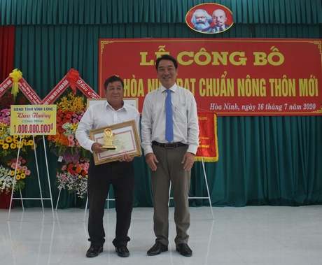 Chủ tịch UBND tỉnh- Lữ Quang Ngời trao bằng khen cho cá nhân xuất sắc.