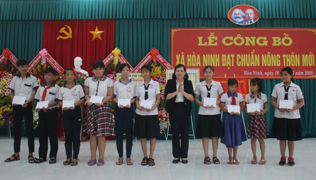 Bà Lê Hồng Đào- Phó Chủ tịch UBMTTQ Việt Nam tỉnh trao 10 suất học bổng cho học sinh hiếu học.