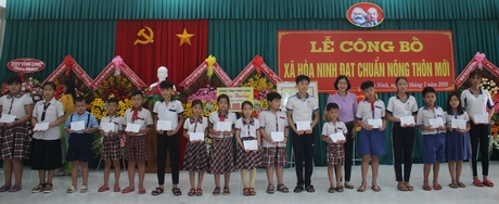 Bà Phan Hồng Hạnh- Phó Giám đốc Sở Lao động- Thương binh và Xã hội trao quà cho 20 học sinh hiếu học.