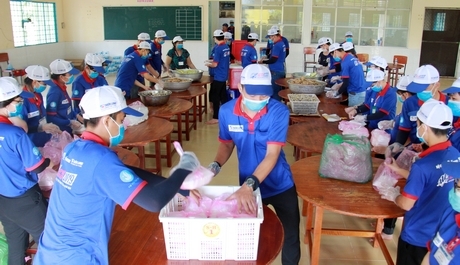  Những bữa cơm an toàn, nóng hổi cho thí sinh và phụ huynh có nhu cầu. Trong ảnh: Sinh viên tình nguyện hỗ trợ Hội Chữ thập đỏ Thiện Tâm (quận Bình Thạnh, TP Hồ Chí Minh) “ra cơm” cho thí sinh trong kỳ thi THPT quốc gia năm 2019.