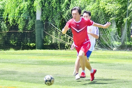 “Ông bầu” Lương Trung Nhân (10, Bia Sài Gòn Sông Tiền) trước Kỹ thuật Sabeco TP Hồ Chí Minh trong trận thắng 5-1.