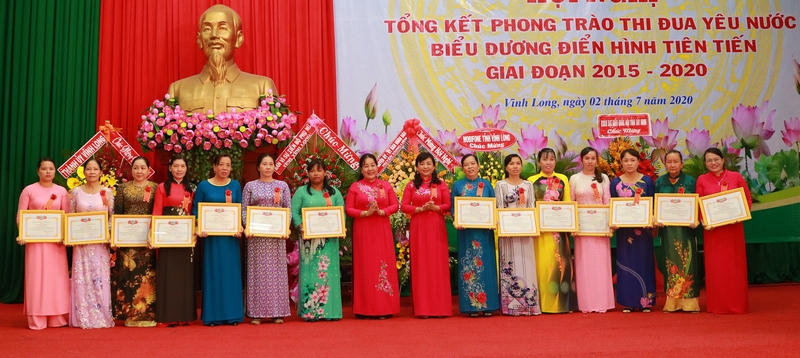 Các tập thể và cá nhân được tuyên dương điển hình tiên tiến.