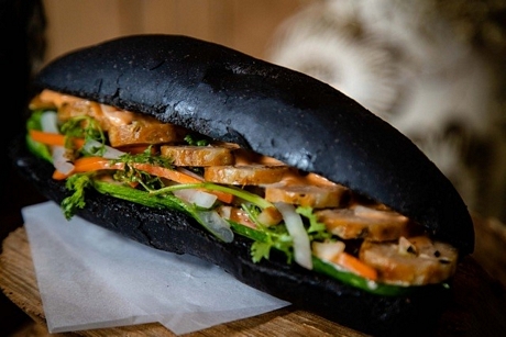Chiếc bánh mì bóng đêm gây sốt khắp cộng đồng mạng nhờ vẻ ngoài độc đáo