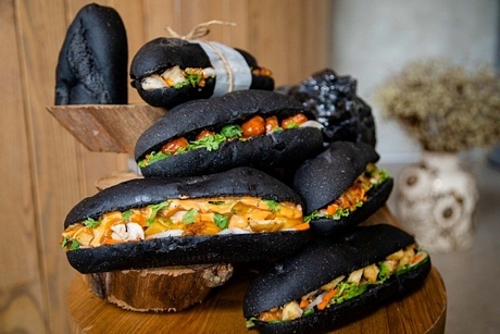 Nhiều thực khách ví màu của bánh mì đen như than Quảng Ninh