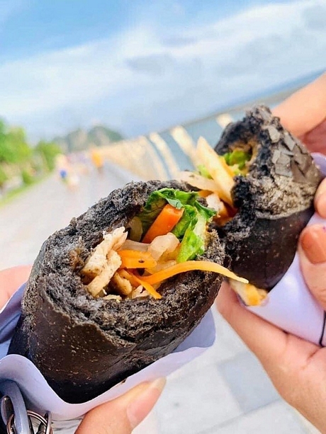 Hiện giá bán cho mỗi chiếc bánh mì có nhân dao động 25.000 - 45.000 đồng