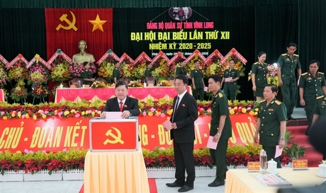 Đại biểu bỏ phiếu bầu ban chấp hành nhiệm kỳ mới.
