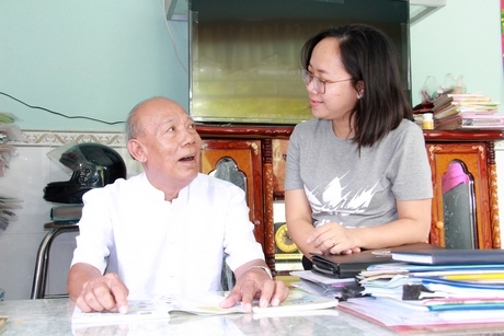Bàn nhỏ làm việc của thầy đầy sách, đặc biệt là những bộ sách, giáo trình tiếng Khmer.