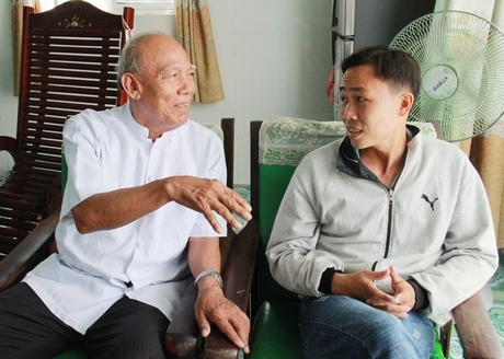 Học trò cũ Danh Hòa Thuận đến thăm thầy.