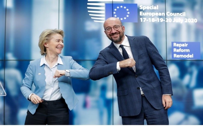 Chủ tịch Ủy ban châu Âu Ursula von der Leyen (bên trái) và Chủ tịch Hội đồng châu Âu Charles Michel 