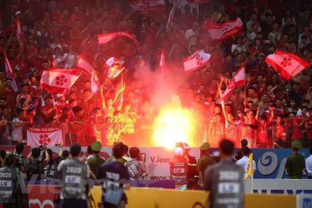 Sự cố pháo sáng trên sân Hàng Đẫy tại vòng 10 V-League 2020. (Ảnh: Nguyên An/Vietnam+) 