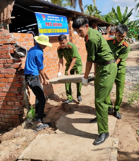 Tuổi trẻ Công an tham gia nâng cấp đường giao thông