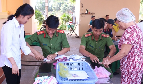 Công an về địa phương hỗ trợ cấp giấy chứng minh nhân dân cho người dân.
