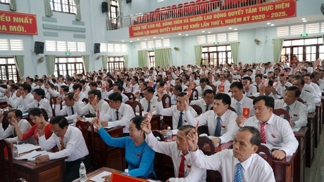 Đại biểu đại hội biểu quyết thống nhất số lượng BCH nhiệm kỳ mới.