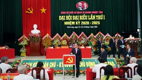 Đoàn chủ tịch bỏ phiếu bầu BCH nhiệm kỳ mới.