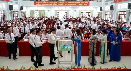 Đại biểu bỏ phiếu bầu bầu BCH nhiệm kỳ mới.