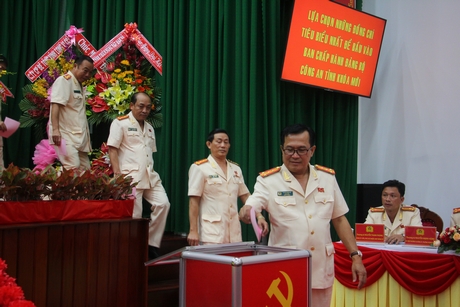Đại biểu bỏ phiếu bầu BCH Đảng bộ Công an tỉnh nhiệm kỳ 2020- 2025.