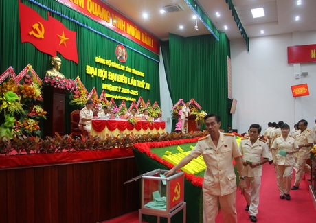 Đại biểu bỏ phiếu bầu đoàn đại biểu tham dự đại hội cấp trên.
