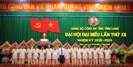 Đoàn đại biểu dự đại hội cấp trên ra mắt và hứa hẹn.