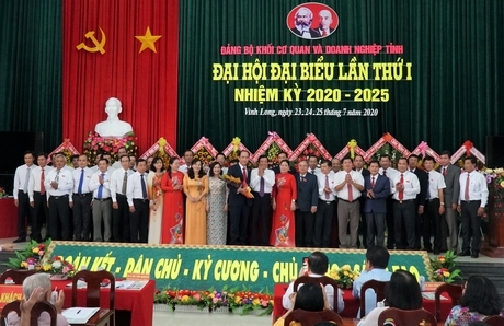 Phó Bí thư Thường trực Tỉnh ủy- Bùi Văn Nghiêm tặng hoa chúc mừng đoàn đại biểu dự Đại hội Đại biểu Đảng bộ tỉnh lần thứ XI.