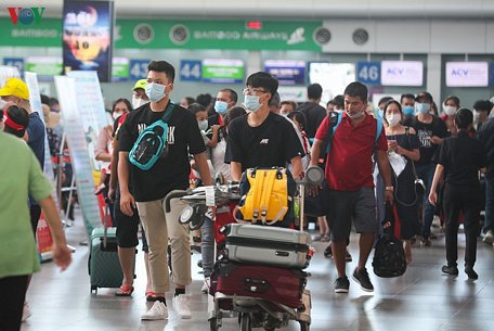 Hành khách ra sân bay Đà Nẵng ngày 27/7.