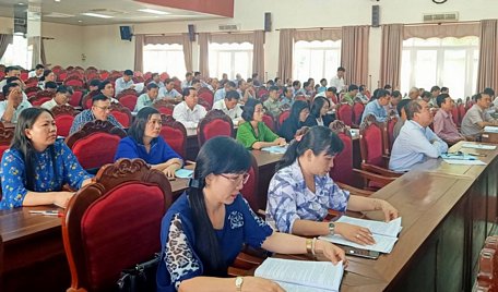 - Đại biểu dự tập huấn tại điểm cầu hội trường Tỉnh ủy Vĩnh Long