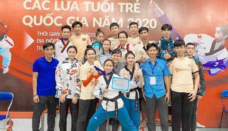 Đoàn VĐV trẻ Taekwondo Vĩnh Long tại mùa giải 2020.