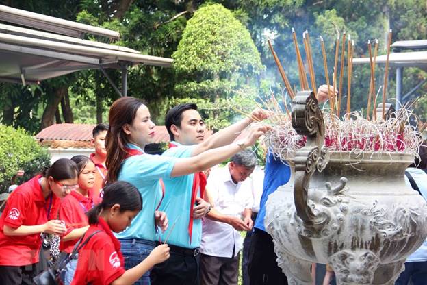  Đại biểu dự Đại hội Cháu ngoan Bác Hồ tỉnh Hà Tĩnh dâng hương tại Khu di tích lịch sử Thanh niên xung phong đặc biệt Ngã ba Đồng Lộc, ngày 10/7/2020. (Ảnh: Hoàng Ngà/TTXVN)