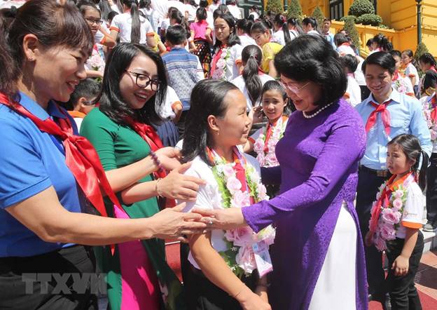  Phó Chủ tịch nước Đặng Thị Ngọc Thịnh tiếp Đoàn đại biểu Cháu ngoan Bác Hồ tỉnh Nghệ An ra thăm Thủ đô Hà Nội, sáng 13/7/2020. (Ảnh: Doãn Tấn/TTXVN)