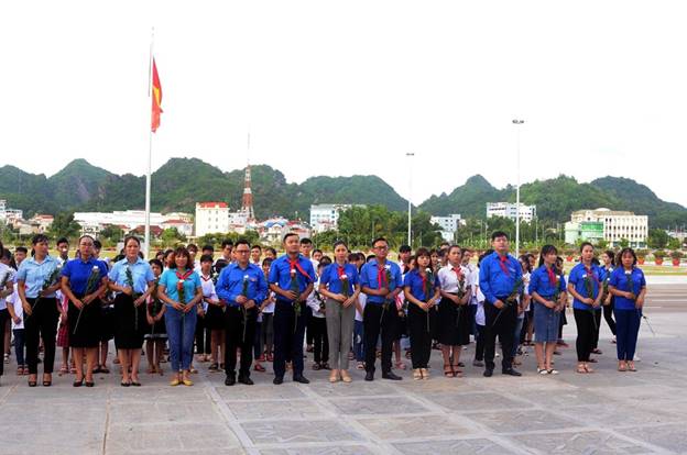  Đoàn đại biểu lãnh đạo Tỉnh đoàn, Hội đồng Đội và 105 Cháu ngoan Bác Hồ tiêu biểu tỉnh Sơn La báo công dâng Bác tại Quảng trường Tây Bắc. (Ảnh: Quang Quyết/TTXVN)