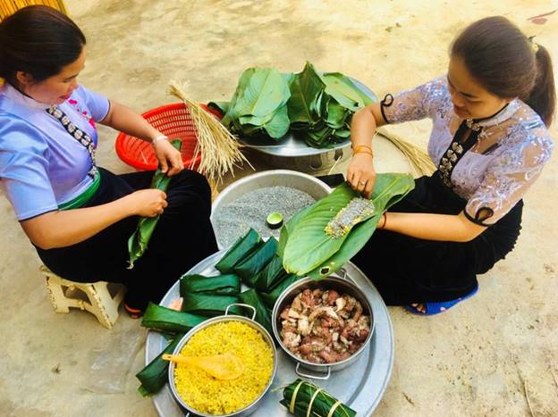  Theo các già làng người Thái ở Sơn La, người Thái gói bánh chưng ống và bánh chưng gù để thờ cúng tổ tiên trong ngày Tết với ý nghĩa: bánh chưng gù là để cầu mong con người sẽ được sống lâu trăm tuổi, gù như chiếc bánh; do khi xưa người Thái phải chống giặc ngoại xâm nên gói bánh chưng ống để ví như cây súng đánh giặc. Cũng theo quan niệm của người Thái xưa, tài khéo léo gói bánh chưng còn là thước đo để chọn được nàng dâu đảm. (Ảnh: Vietnam+)