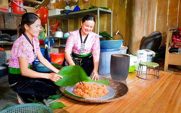  Xôi có 5 màu: trắng nguyên thuỷ của gạo nếp và các màu vàng, xanh, đỏ, tím. Các màu này tượng trưng cho sức khoẻ, tiền tài, hạnh phúc, môi trường sống, sự thuỷ chung. Mâm xôi ngũ sắc thường được bày ở trung tâm mâm cỗ. Các nắm xôi bày cạnh nhau theo kiểu quần tụ hoặc xếp thành núi, xếp thành 5 cánh hoa ban bày trên lá cây (trước đây) hoặc kết đĩa vòng tròn (bây giờ). (Ảnh: Vietnam+)