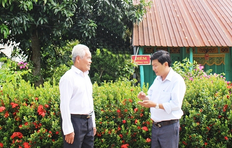 Thời gian qua, ngành tuyên giáo đã tạo được sự đoàn kết thống nhất cao trong mọi hoạt động ở địa phương. Trong ảnh: Ông Nguyễn Văn Út- Phó Ban Tuyên giáo cấp ủy thị trấn Tân Quới (phải)- trao đổi với cán bộ hưu về việc chung tay vận động nhân dân xây dựng phong trào sáng- xanh- sạch- đẹp ở địa phương.