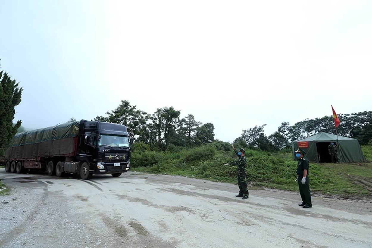  Kiểm soát các phương tiện trước khi nhập cảnh tại Cửa khẩu Quốc tế Tây Trang. (Ảnh: Phan Tuấn Anh/TTXVN)