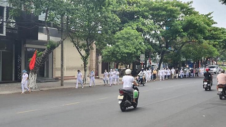  Đội hình sinh viên của hai trường Đại học Y Dược Đà Nẵng và Huế tình nguyện vào phục vụ bệnh nhân trong bệnh viện đang phong tỏa sáng 31/7 - Ảnh: TRẦN TUẤN NGỌC