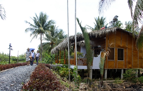 Điểm du lịch Coco Riverside Lodge (xã Trung Nghĩa- Vũng Liêm) cũng là nơi nghỉ dưỡng lý tưởng cho những ai muốn tận hưởng không gian yên bình.