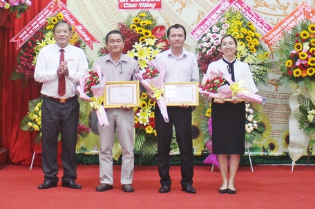 Đồng chí Nguyễn Bách Khoa- Ủy viên Thường vụ Tỉnh ủy, Trưởng Ban Tuyên giáo Tỉnh ủy tặng giấy khen cho ê kíp thực hiện tài liệu “Tuyên giáo Vĩnh Long 90 năm những chặng đường”.