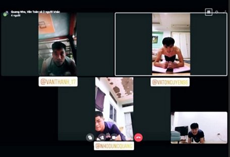 Các cầu thủ HAGL cùng nhau tập luyện qua video call (Ảnh: Lương Xuân Trường)