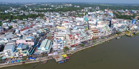 Chợ TX Bình Minh khá sầm uất.Ảnh: VINH HIỂN