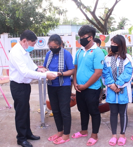 Bí thư Tỉnh ủy- Trần Văn Rón tặng quà cho các sinh viên tình nguyện