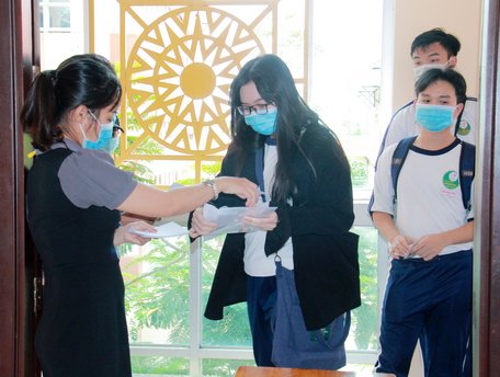 Thí sinh đến điểm thi Trường THPT Lưu Văn Liệt nghe phổ biến quy chế thi.