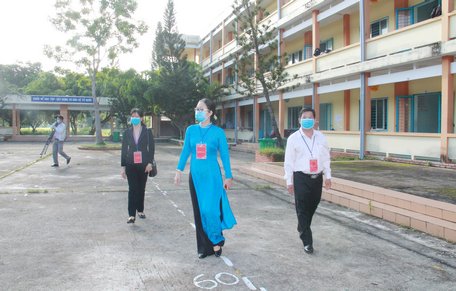 Bà Nguyễn Thị Quyên Thanh thăm điểm thi Trường THPT Trần Đại Nghĩa. Điểm thi này có 368 thí sinh đăng ký dự thi, không có thí sinh vắng.