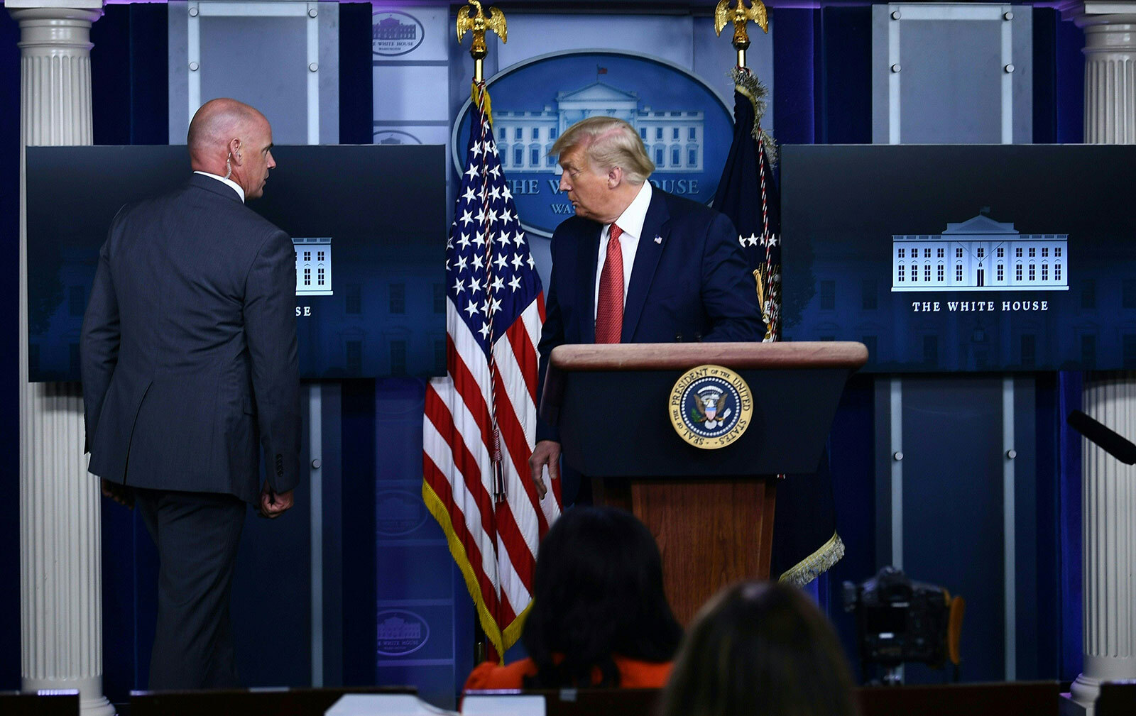 Tổng thống Trump được thông báo về vụ nổ súng khi đang họp báo ngày 10/8 (theo giờ địa phương). Ảnh: CNN