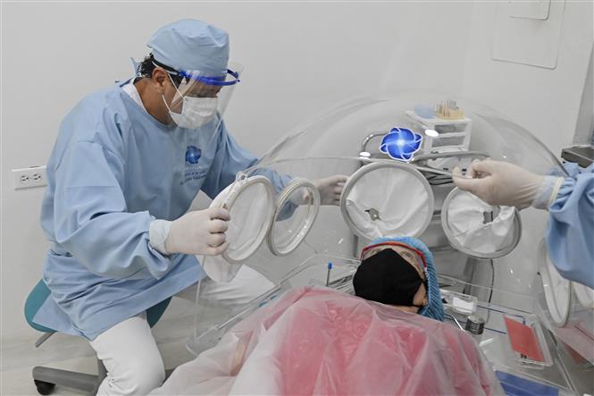 Điều trị cho bệnh nhân nhiễm COVID-19 tại Cali, Colombia, ngày 3/8/2020. Ảnh: AFP/TTXVN