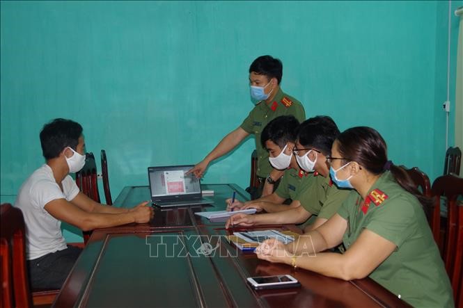 Công an tỉnh Hà Nam làm việc với N.V.C về hành vi đăng thông tin sai sự thật liên quan dịch Covid-19 trên mạng xã hội Facebook. Ảnh: TTXVN phát