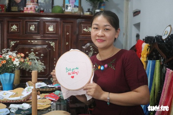Chị Kiều thiết kế nhiều khẩu trang với họa tiết lạ khiến giới trẻ cảm thấy thích thú - Ảnh: THU HIẾN