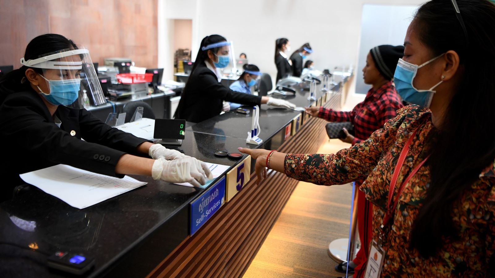 Ngân hàng tại Campuchia hoạt động với các qui định nghiêm ngặt về phòng dịch COVID-19. Ảnh: RFA