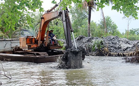 Nạo vét kênh thủy lợi ở Hậu Giang. Ảnh: H.THU