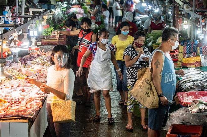 Người dân mua thực phẩm tại một khu chợ ở Manila, Philippines, ngày 6/8/2020. Ảnh: AFP/TTXVN