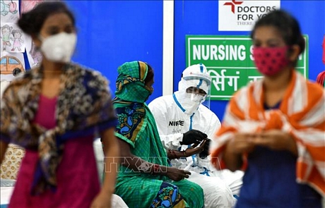 Khám sức khỏe cho các bệnh nhân tại trung tâm điều trị COVID-19 tại New Delhi, Ấn Độ. Ảnh: AFP/TTXVN
